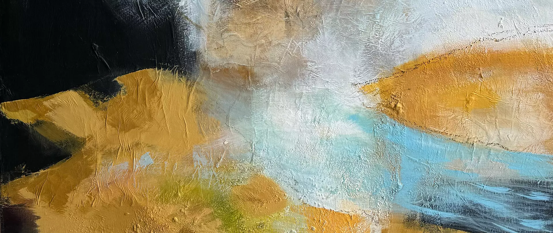 Abstrakte Naturbild-Komposition mit warmen Orange-, Blau- und Schwarztönen, die Berglandschaften und Weite durch Licht und Textur darstellt