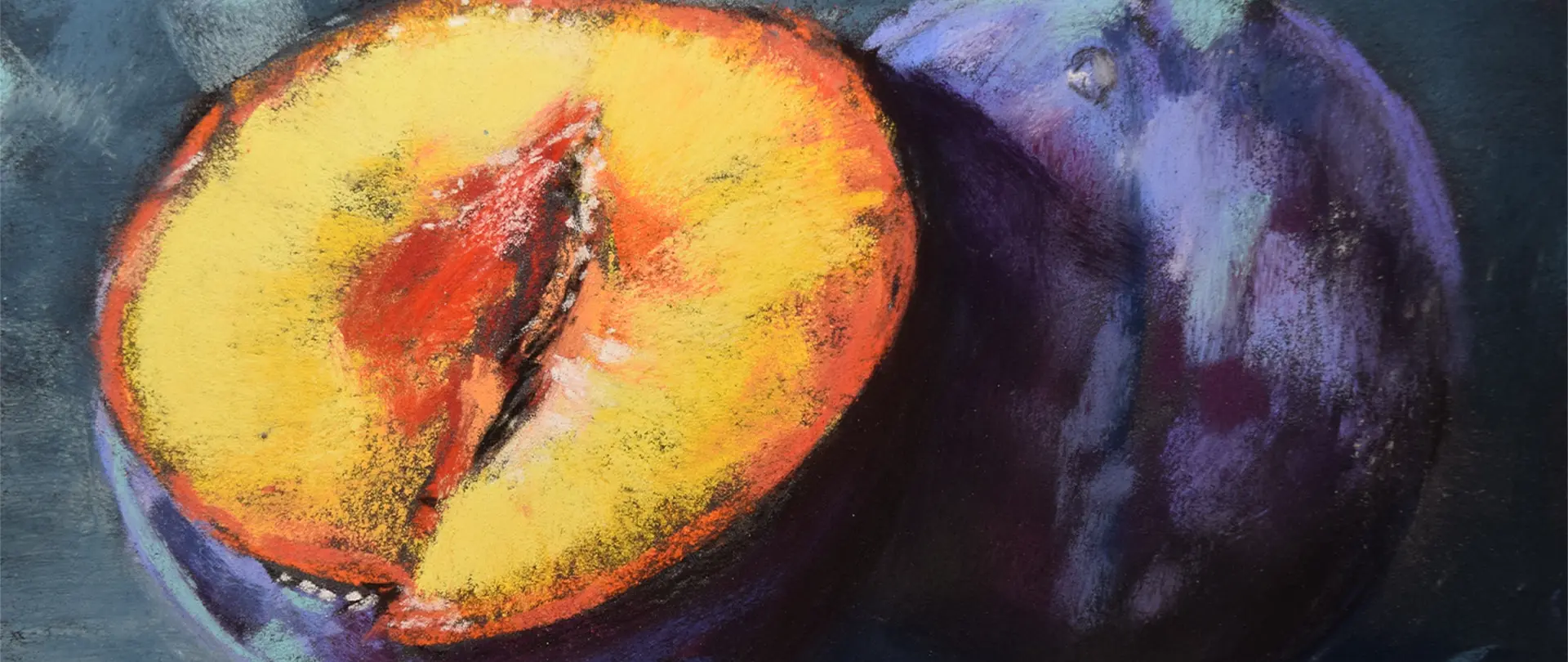 Pfirsichhälfte mit leuchtend gelber Frucht und violetter Außenseite als kleines Stillleben in Pastellfarben, betont durch Licht und Schatten