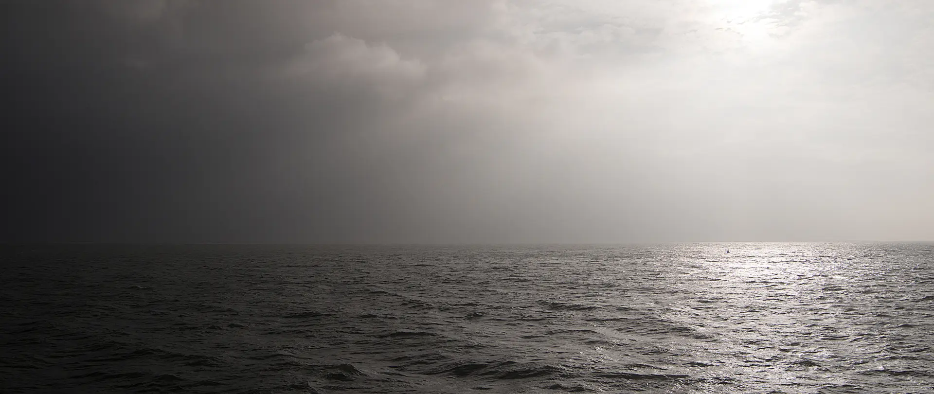 Raue Ostsee bei Rügen im dämmerigen Licht mit dramatischem Himmel, das romantische Naturkraft und Sehnsucht vermittelt