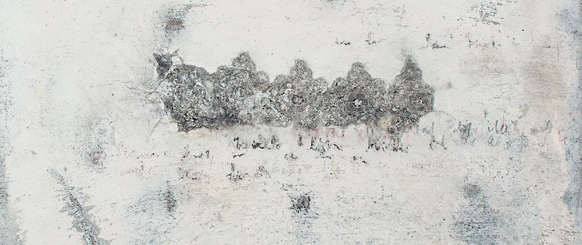 Monochrom abstrakte Malerei in Grautönen auf heller Leinwand, mit texturierten flächigen und filigranen Elementen in kleinem Format