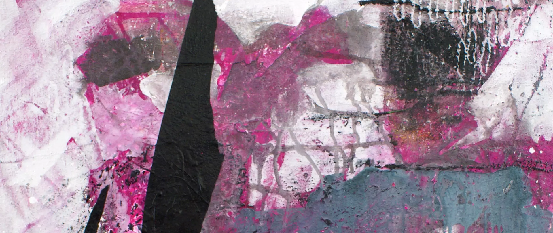 Abstrakte Acrylmalerei mit kräftigen Farbexplosionen in Pink, Schwarz und Grau, die spontane Kompositionen und experimentelle Maltechniken zeigt