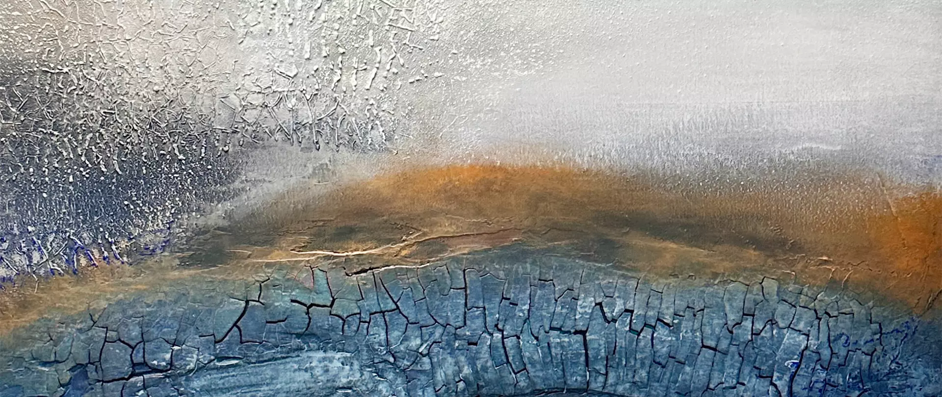 Abstrakte Farb- und Strukturkomposition mit Rissen und Verläufen in Blau, Grau und Orange zur Darstellung kreativer Maltechniken und Ausdrucksformen