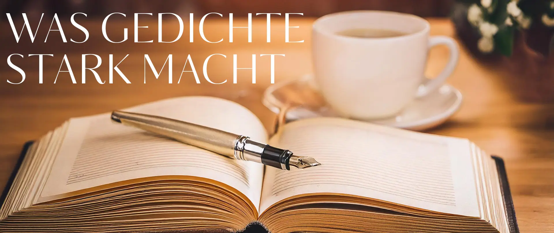 Offenes Buch mit Füllfederhalter und Tasse Tee, vermittelt Atmosphäre für lyrischen Schreibkurs zu Konzentration, Klang und Ausdruckskraft in Gedichten