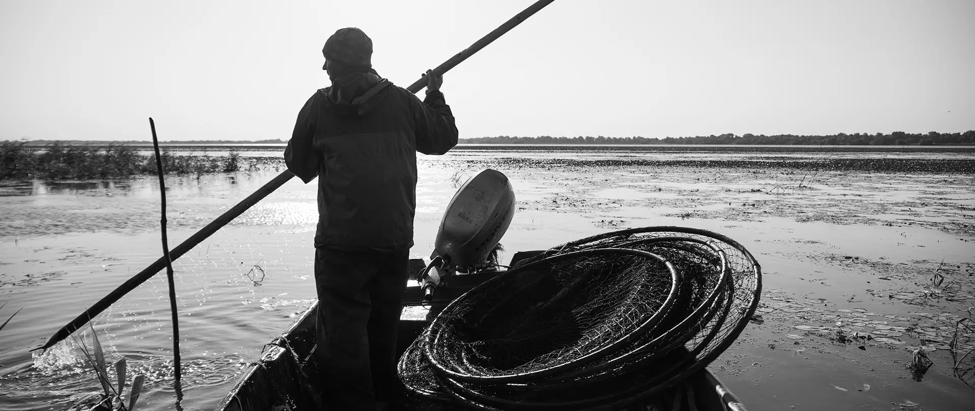 Die Seele einer Stadt: Fischer auf einem Boot im Wasser.