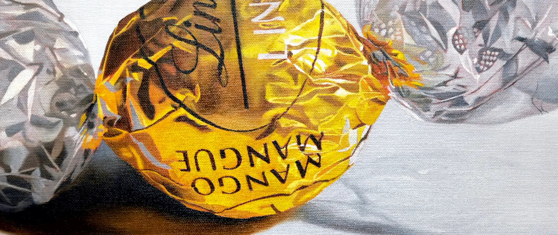 Nahaufnahme einer realistisch gemalten, goldgelben Schokoladenfolie im Stillleben mit silbernen Verpackungen auf hellem Untergrund