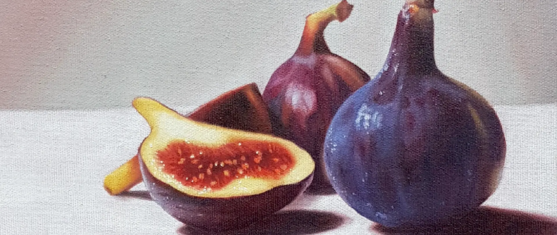 Dunkelviolette und aufgeschnittene Feigen als realistisch gemaltes Öl-Stillleben auf hellem Untergrund