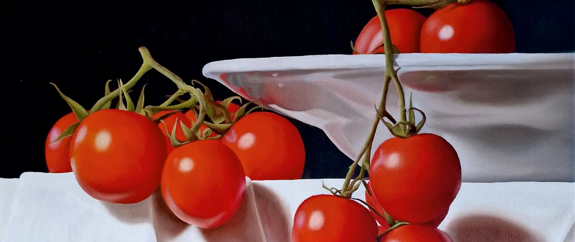 Realistische Ölmalerei eines Stilllebens mit leuchtend roten Tomaten und klar strukturiertem Aufbau auf weißem Tuch und Teller