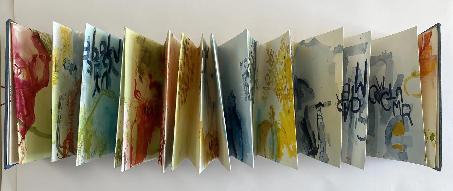 Komposition in Schichten - Mixed Media auf Papier Aufgeschlagenes Mixed-Media-Kunstbuch mit farbigen, abstrakten Schichtkompositionen und verschiedenen Maltechniken auf Papier