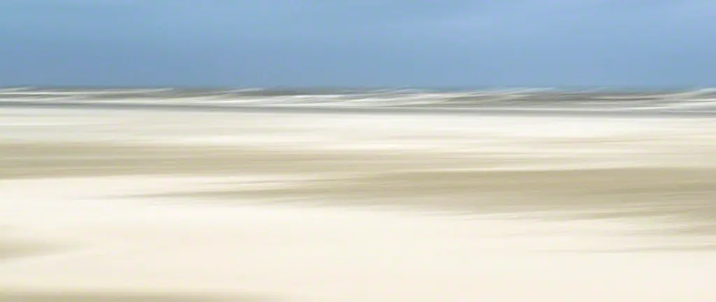 Weite Dünenlandschaft und Strand der Nordseeinsel Amrum als inspirierende Kulisse für malerische Fotografie bei Ebbe