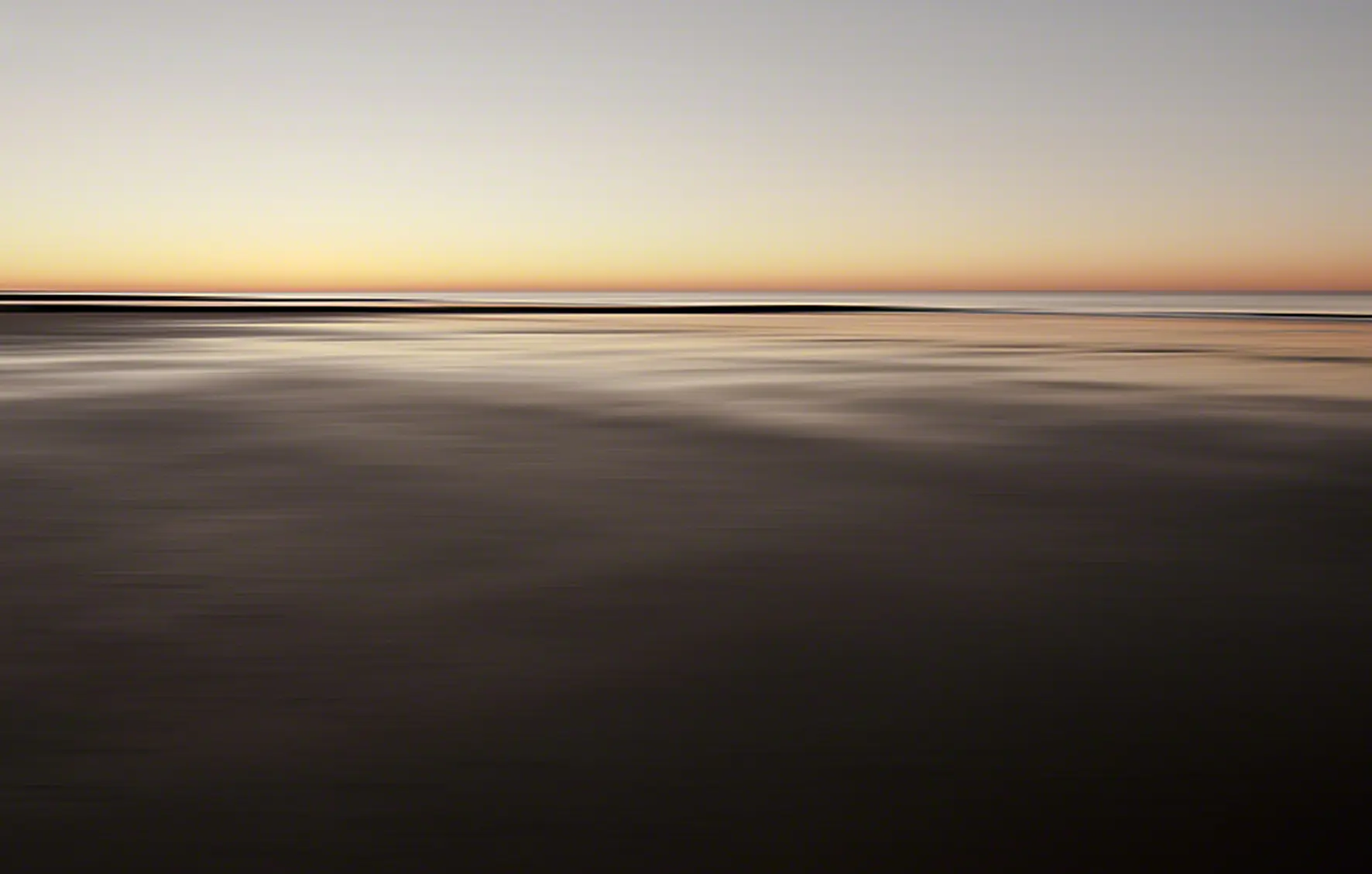 Nordseeinsel Amrum bei Sonnenuntergang mit ruhigem, weichem Strand und weitem Horizont für malerische Fotografie und kreative Experimente