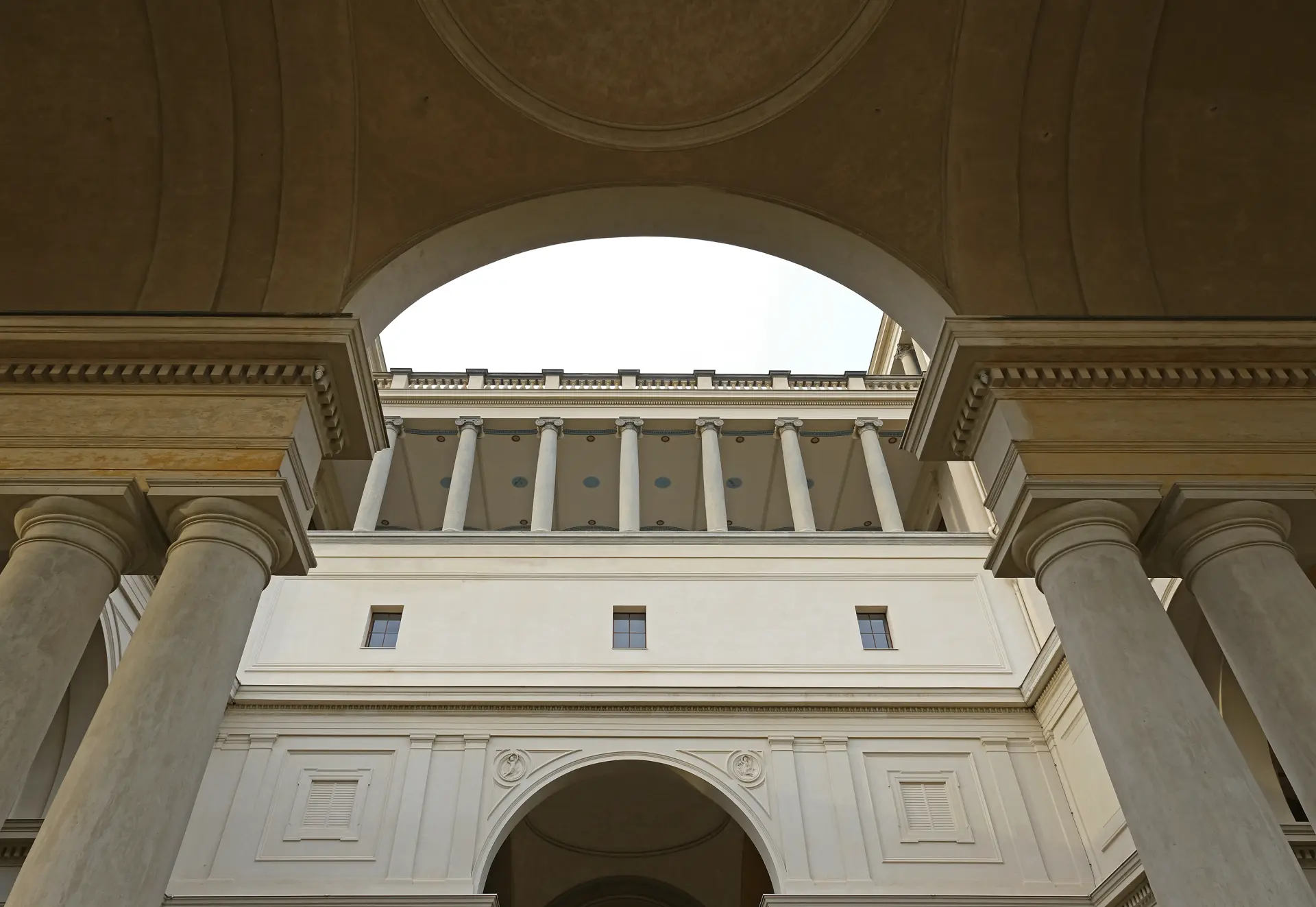 Klassische Architektur mit Säulen und Bögen des historischen Schlosses in Potsdam, eingebettet in die UNESCO-Welterbe-Kulturlandschaft