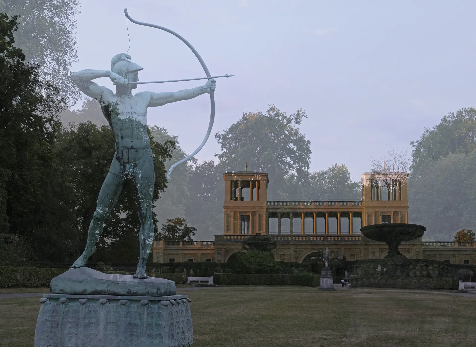 Statue eines Bogenschützen im Park vor dem historischen Schloss Orangerieschloss in Potsdam bei Dämmerung