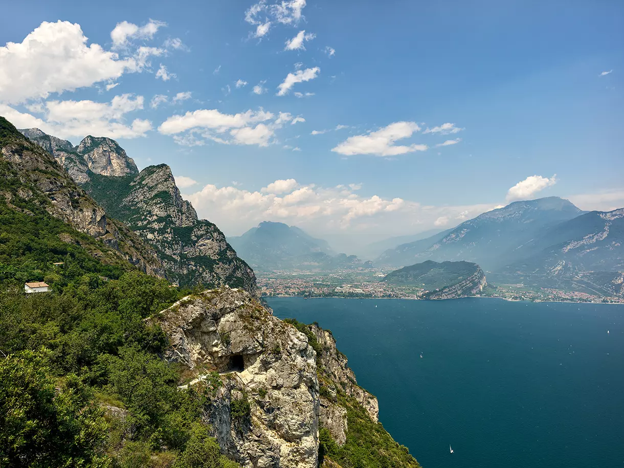 Blick auf den Gardasee Fotografie mit Blick auf die Berglandschaft sowie den Gardasee