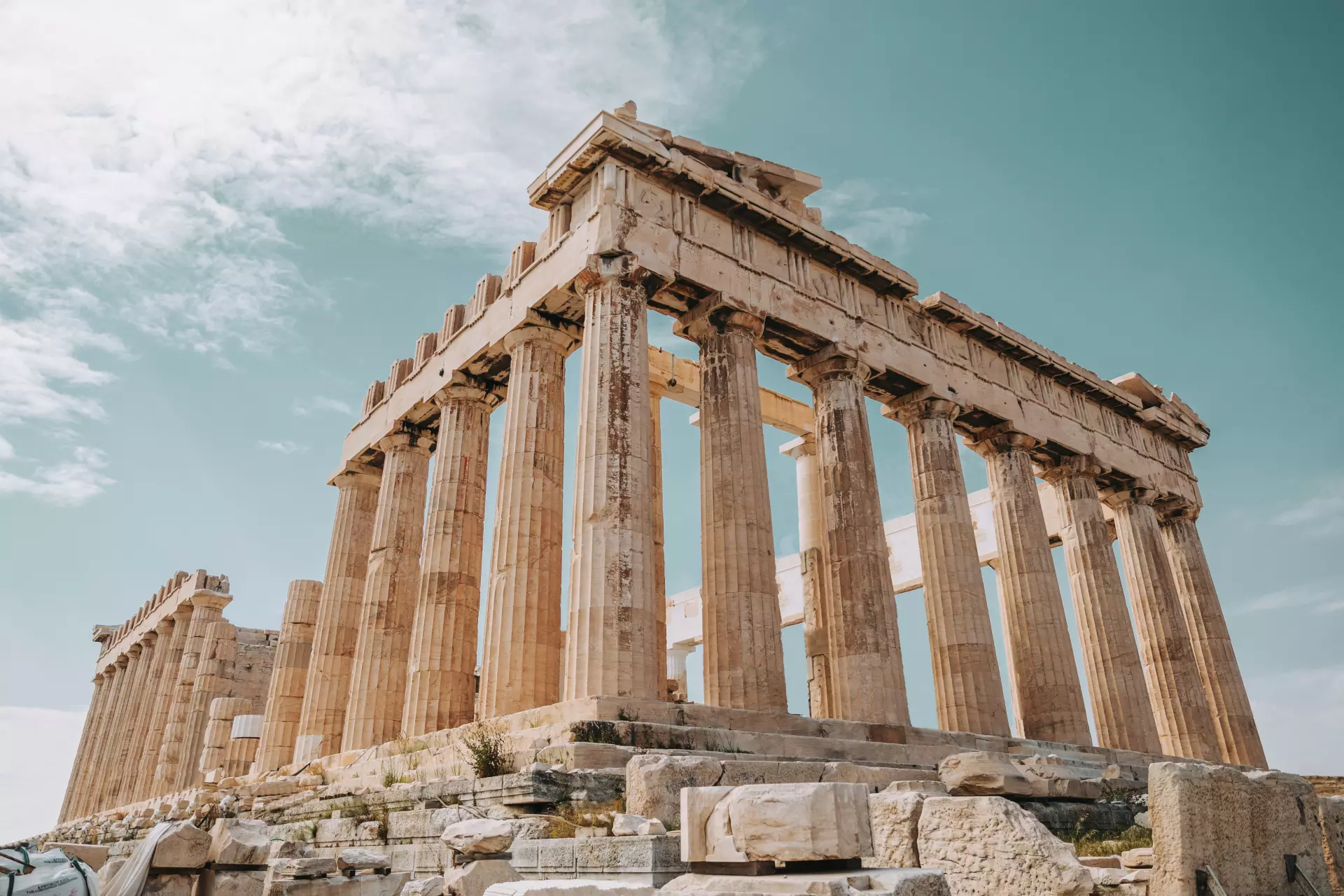Antike griechische Säulenarchitektur des Parthenon-Tempels auf der Akropolis in Athen unter blauem Himmel