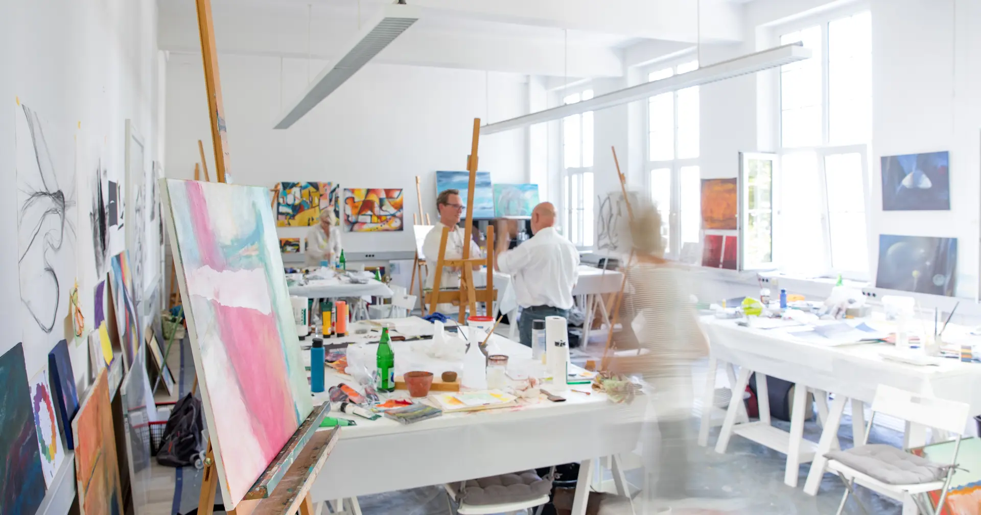 das Weiße Haus in Hattingen Helles Künstleratelier mit Staffeleien, Malutensilien und mehreren Personen beim Malen im Weißes Haus am Satkom Tower in Hattingen