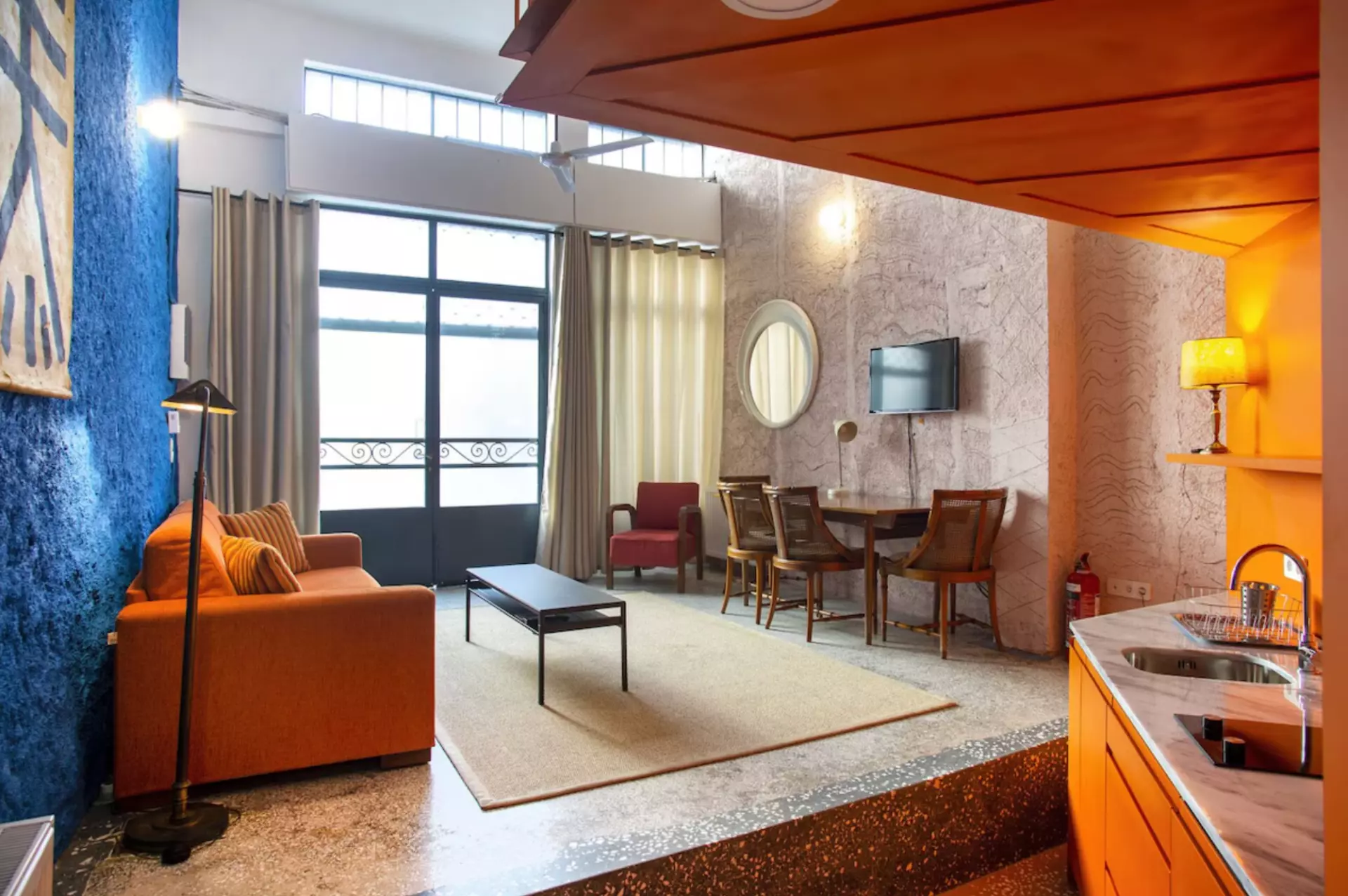 Lobby Boutique Hotels Psirri Die Lobby eines Hotels in Athen mit farbenfroher und stilvoller Einrichtung