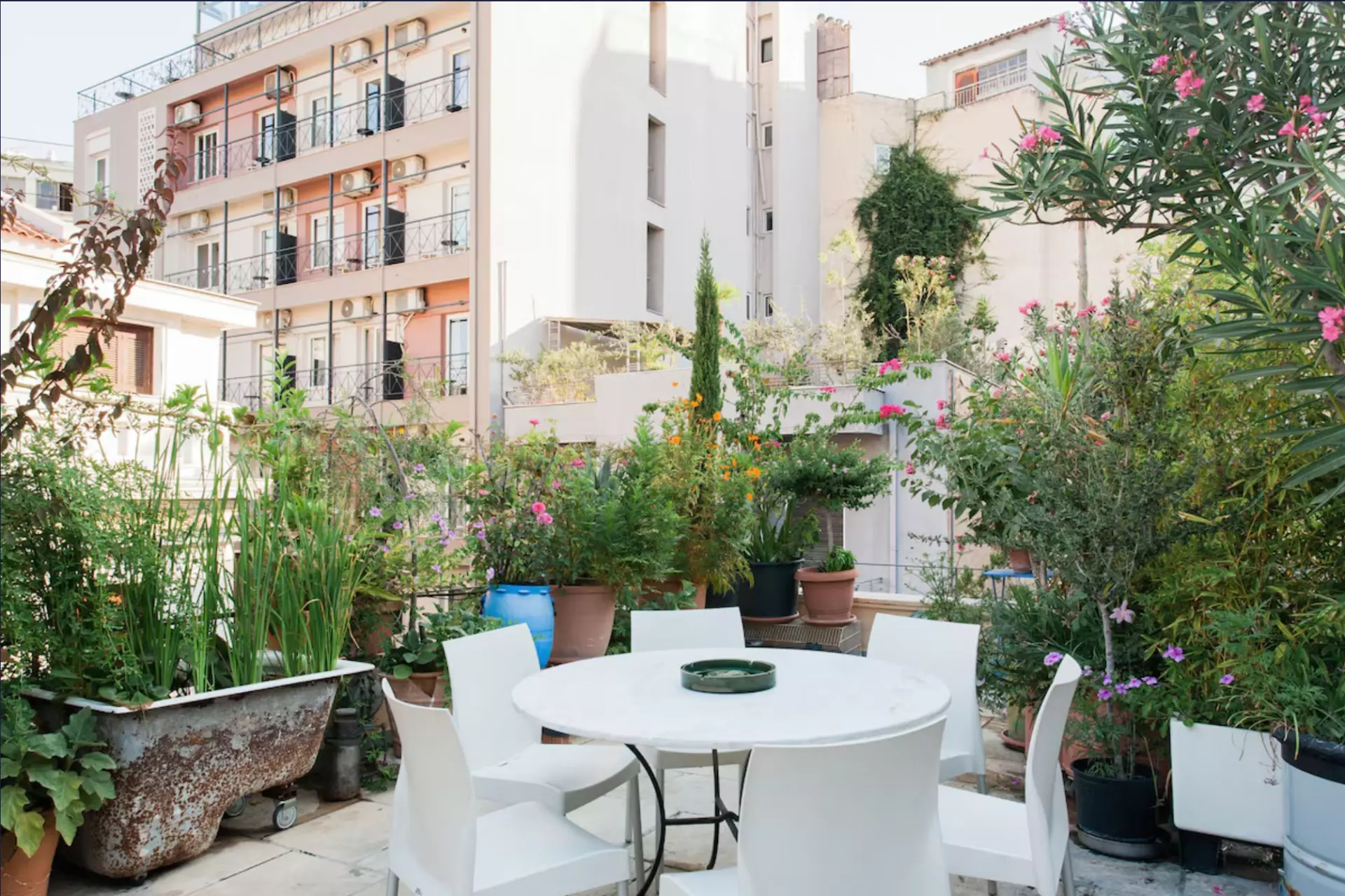 Terrasse Boutique Hotels Psirri Blick auf einen Innenhof die Terrasse eines Hotels in Athen