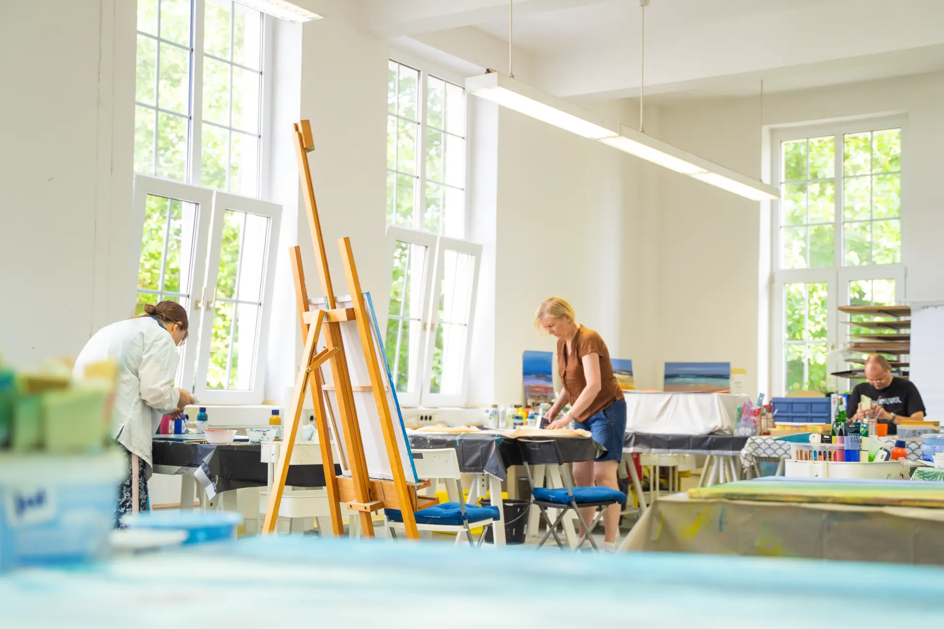 das Weiße Haus in Hattingen Lichtdurchflutetes Atelier im Weißen Haus am Satkom Tower in Hattingen mit Malern und Staffeleien vor großen Fenstern