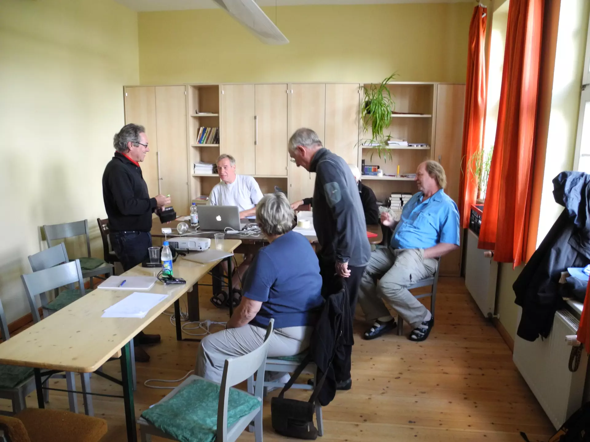 Prerow Gemeindehaus Konfirmandenraum Fünf Personen im Atelier Kantorhaus Prerow in Gesprächsrunde mit Laptop und Notizen an Tischen in hellem Raum