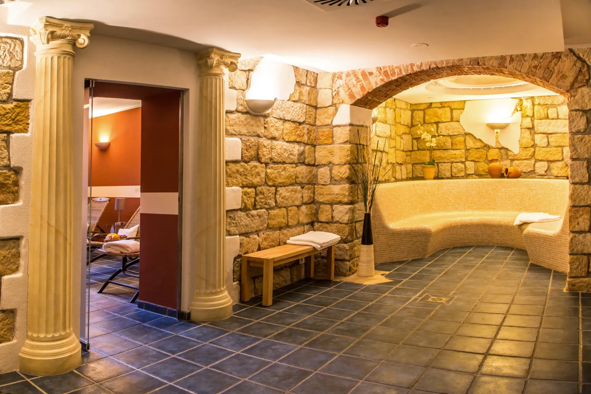 Gemütliche Ruhelounge mit Steinwänden, Sitzbank und Zugang zu einem Ruheraum im Parkhotel Bad Schandau, Sächsische Schweiz