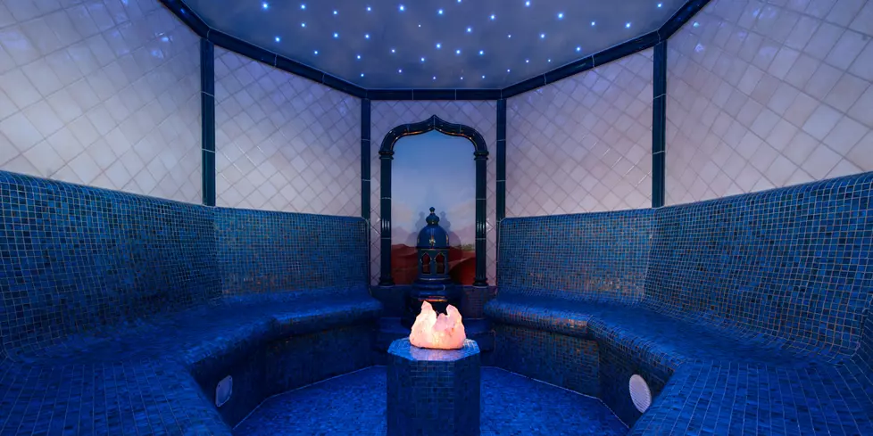 Innenansicht einer runden Dampfbad-Sauna mit blauen Mosaikfliesen und Sternenhimmel-Decke im Steinbach-Hotel, Berchtesgadener Land