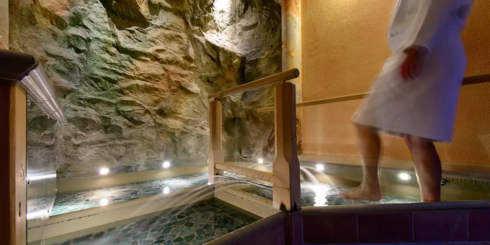 Privater Wellnessbereich mit Whirlpool und Wasserfall im Steinbach-Hotel im Berchtesgadener Land