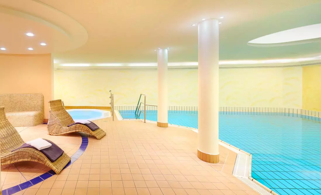 Wellness POOL Innenbereich eines Wellnessbereichs im Hotel Inselfriede mit beheiztem Schwimmbad und Liegen auf Spiekeroog