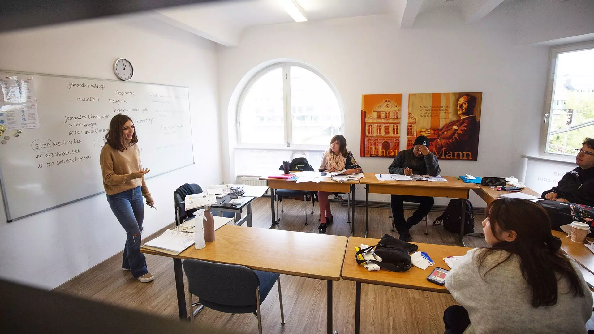 bamberg seminarraum 1 2024 Seminarraum im Sprachinstitut TREFFPUNKT Bamberg mit Lehrerin und vier Schülern beim Unterricht an Tischen vor Whiteboard und Fenstern