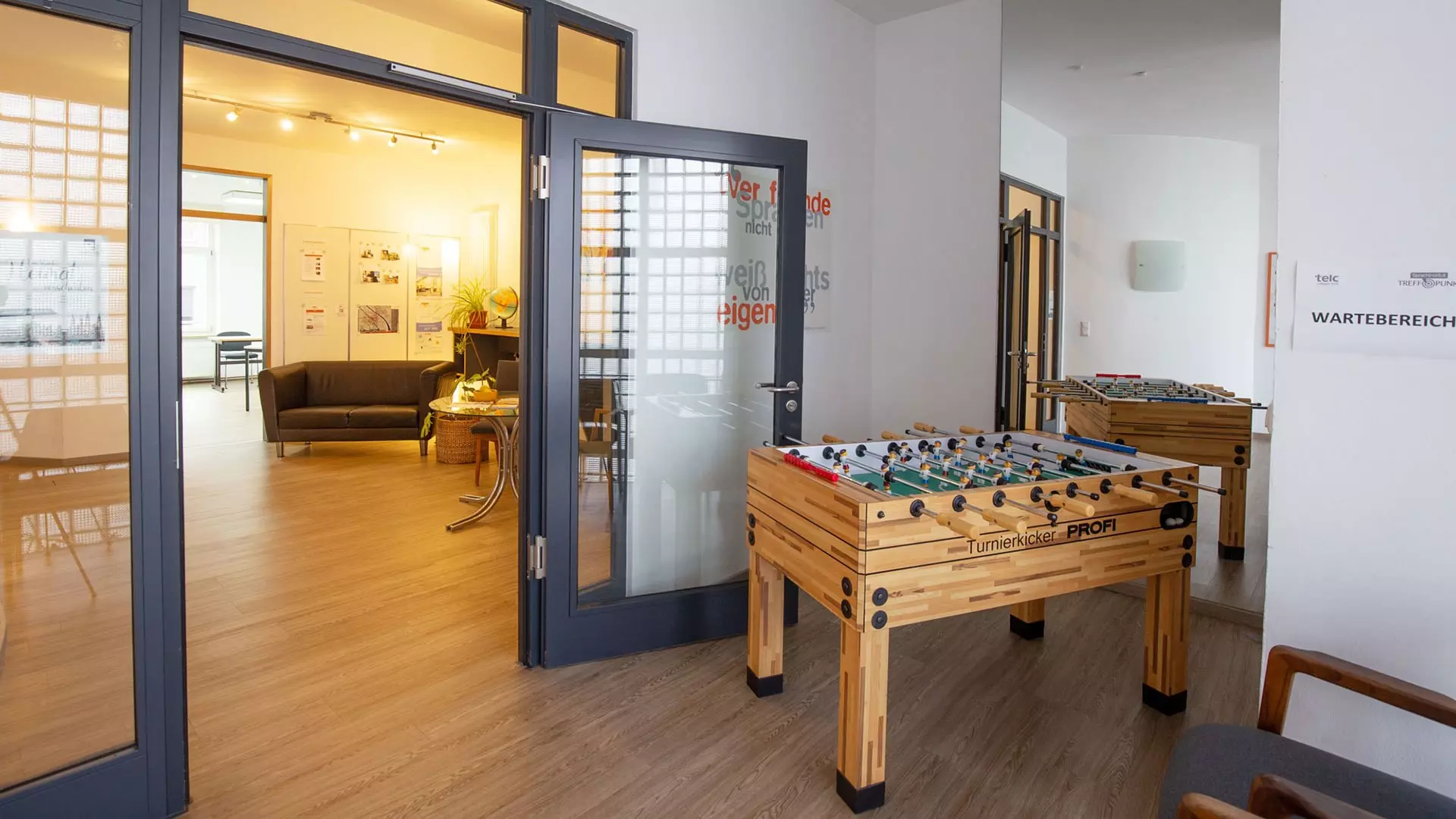 bamberg seminarraum 2 2024 Atelier des Sprachinstituts TREFFPUNKT in Bamberg mit Kicker und Wartebereich mit Sofa und Stühlen