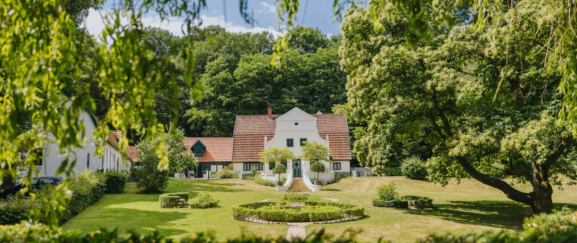 Hotel Buchenhof in Worpswede Hotel Buchenhof in Worpswede mit historischen Gebäuden, gepflegtem Garten und dichter Baumkulisse im Hintergrund