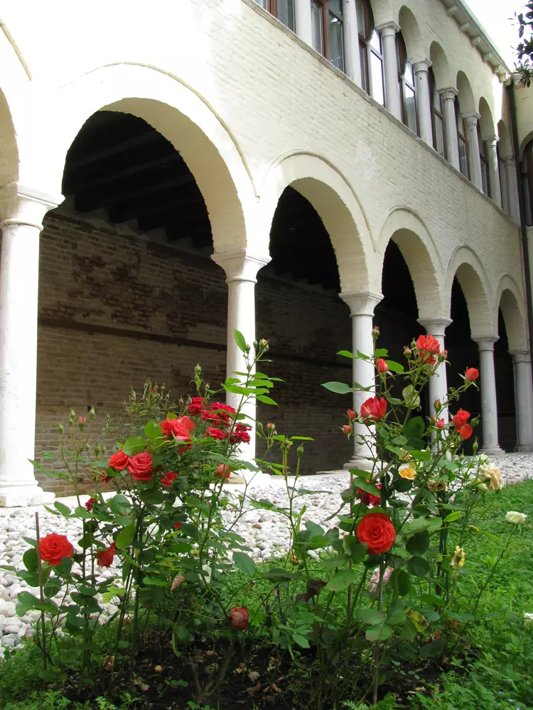 galleria struttura chiostro don orione Außenansicht eines historischen Gebäudes mit weißer Fassade Garten und Arkadengang