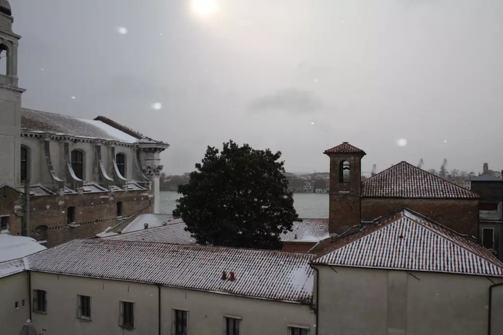 winterlicher Ausblick aus dem Fenster mit historischen Gebäuden Historische Gebäude im Winterlicht fotografiert aus einem Fenster