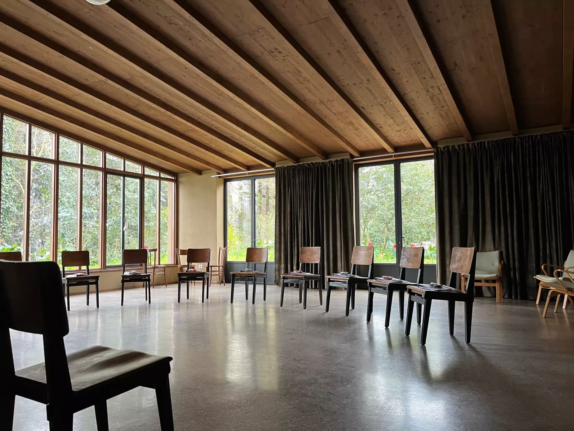 Atelier Ansicht 2 Runder Stuhlkreis in heller, moderner Unterkunft mit großen Fenstern und Holzdecke in der Toskana
