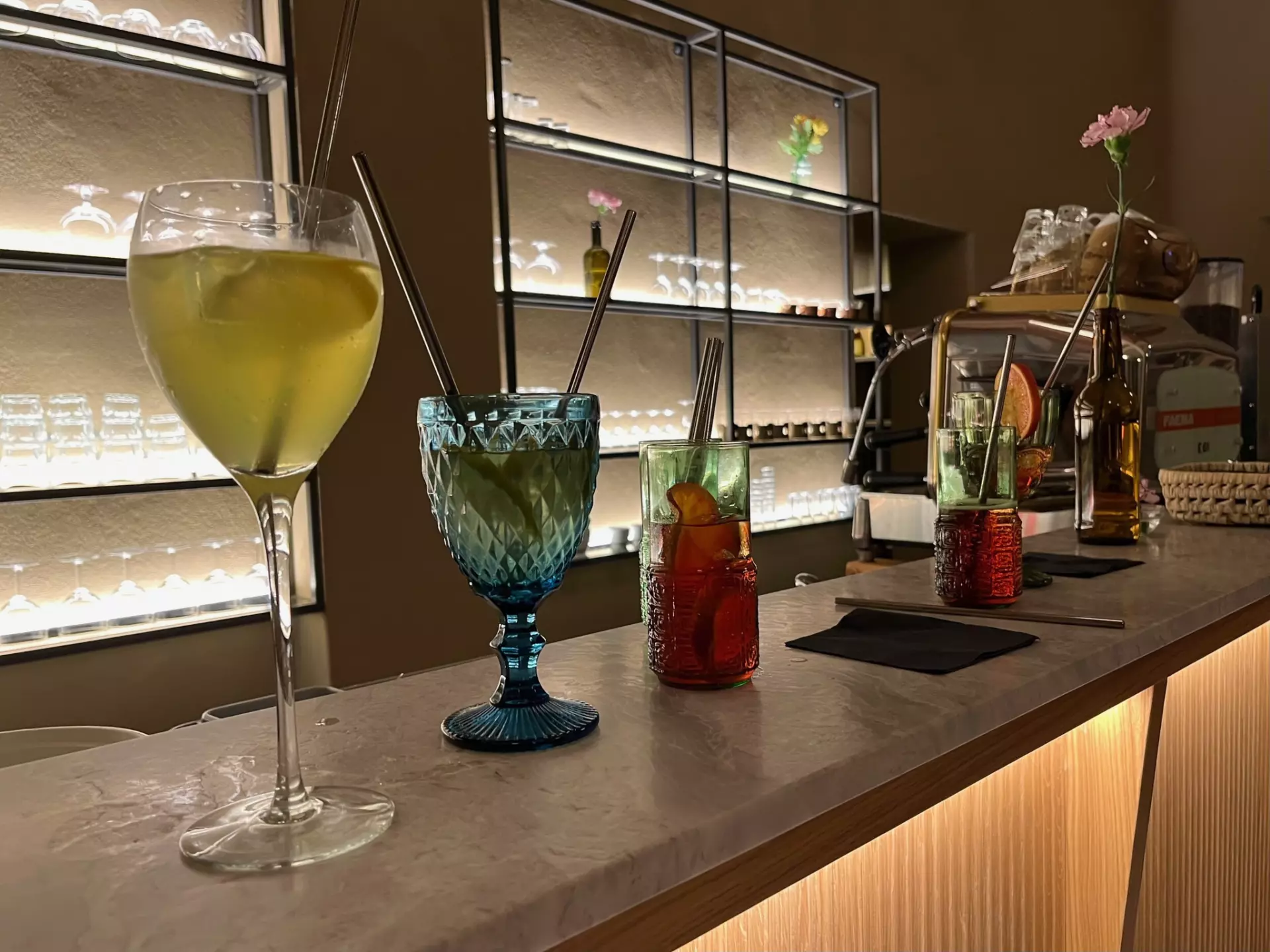 Bar in der Lounge Verschiedene bunte Cocktails mit Strohhalmen auf der Bar in der Unterkunft Toskana in der Toskana