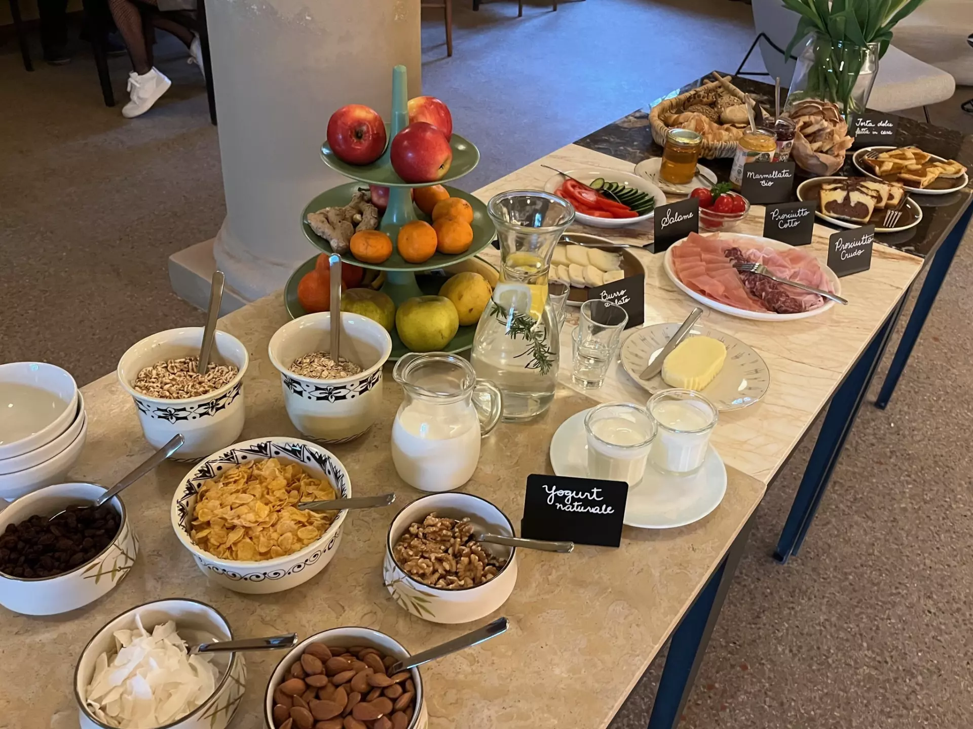 Frühstücksbuffet mit toskanischen Speisen Vielfältiges Frühstücksbuffet mit Obst, Müsli, Joghurt, Nüssen, Aufschnitt und Gebäck in der Unterkunft Toskana