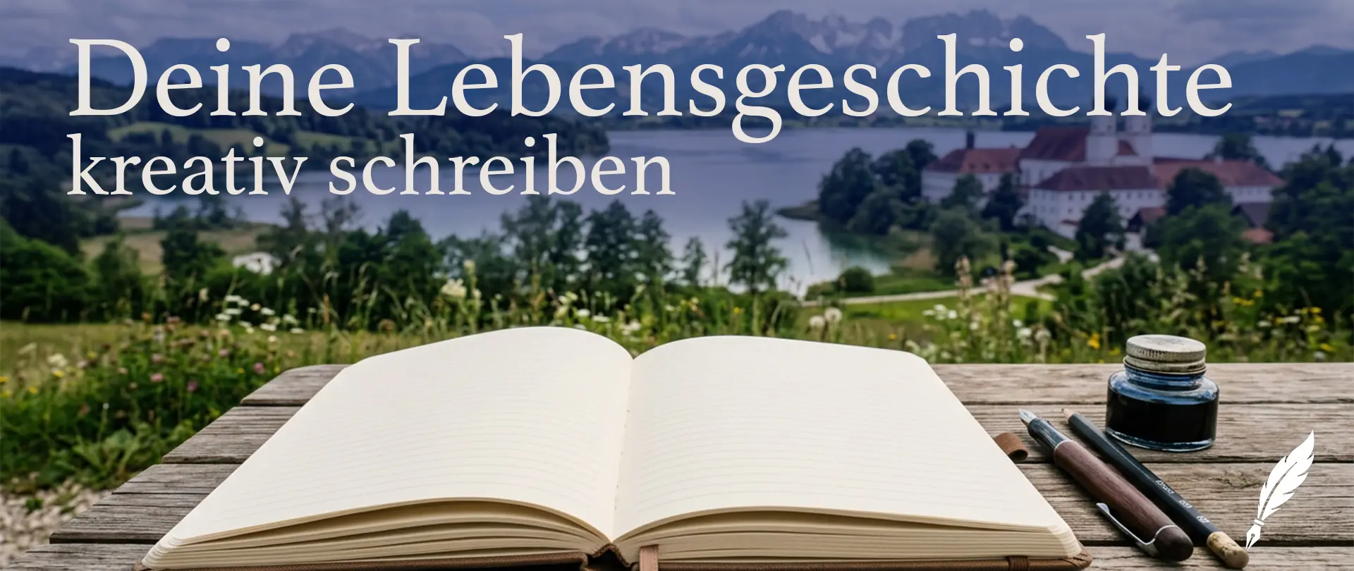 Offenes Buch mit Stift und Tinte auf Holztisch vor Landschaft mit See, Symbol für kreatives autobiografisches Schreiben und persönliche Lebensgeschichten