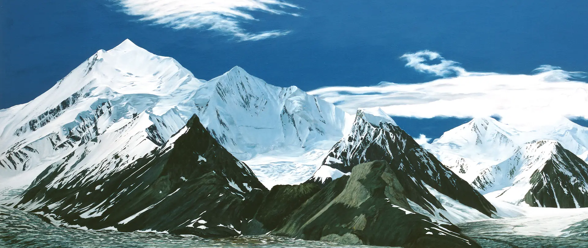 Großformatige, realistische Berglandschaft mit schneebedeckten Gipfeln und klaren Himmel, inspiriert von Thomas Beechts Malstil für Bergportraits