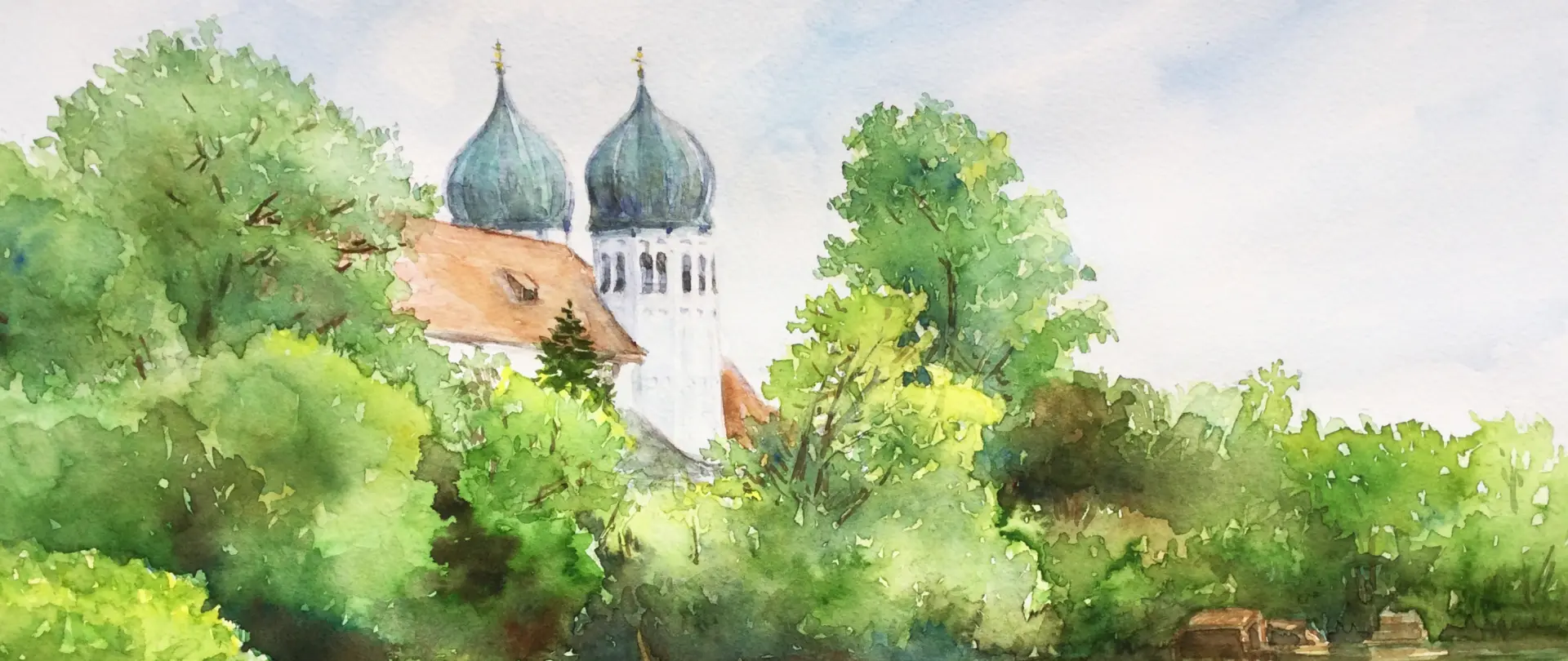Malerische Aquarell-Landschaft mit grünen Bäumen und zwei markanten Kirchtürmen im Chiemgau, die typische regionale Motive und Stimmungen zeigt