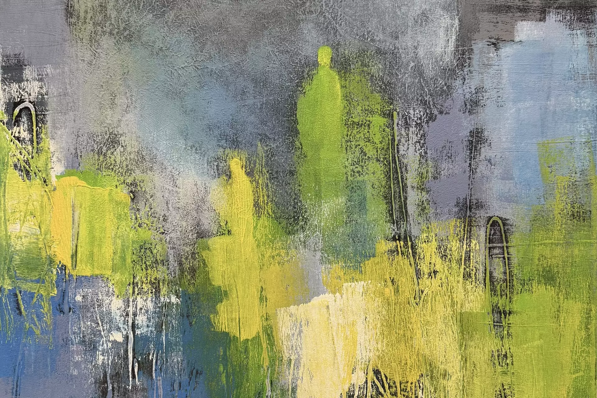 Abstraktes Werk von artistravel Dozentin Andrea Rathert-Schützdeller Expressionistisches Gemälde von Andrea Rathert-Schützdeller mit abstrakten Figuren und leuchtenden grün-gelben Farbtönen vor verschwommenem blau-grauem Hintergrund