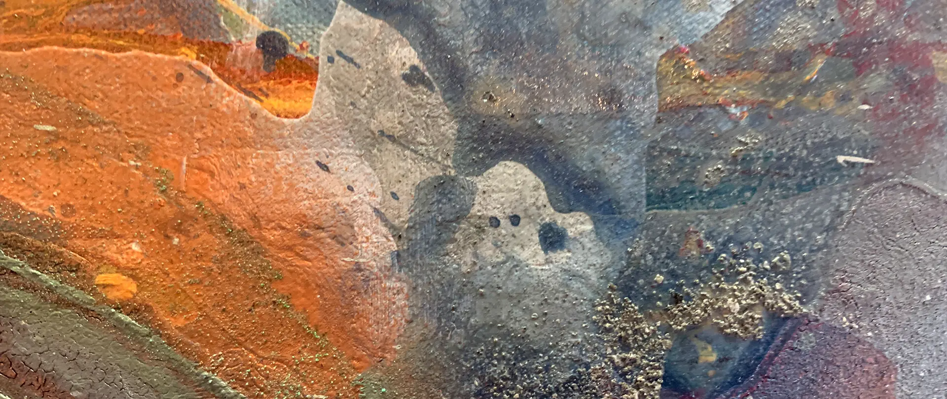 Abstrakte Struktur mit erdigen und orangen Farbtönen, geprägt von Susanne Schwartinsky-Probsts kreativer Mischung aus Spachtel- und Acryltechnik