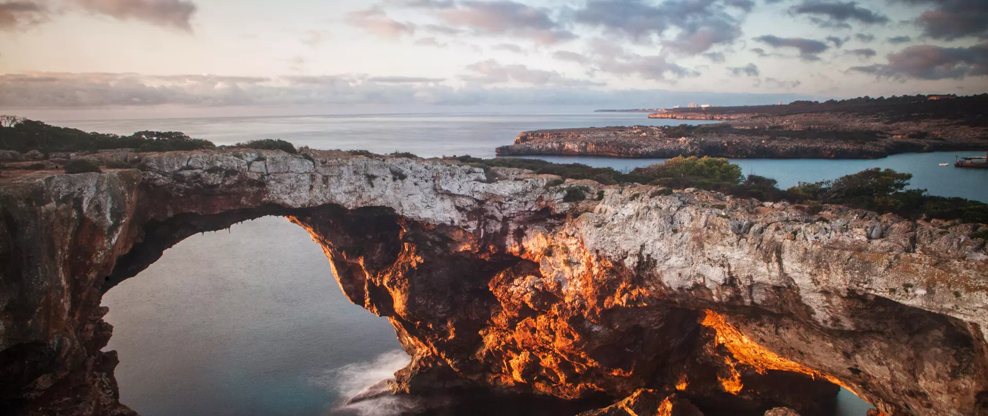 Dramatische Küstenlandschaft mit Felsbrücke im Abendlicht – Landschaftsfotografie von artistravel Fotografie Dozent Björn Göttlicher