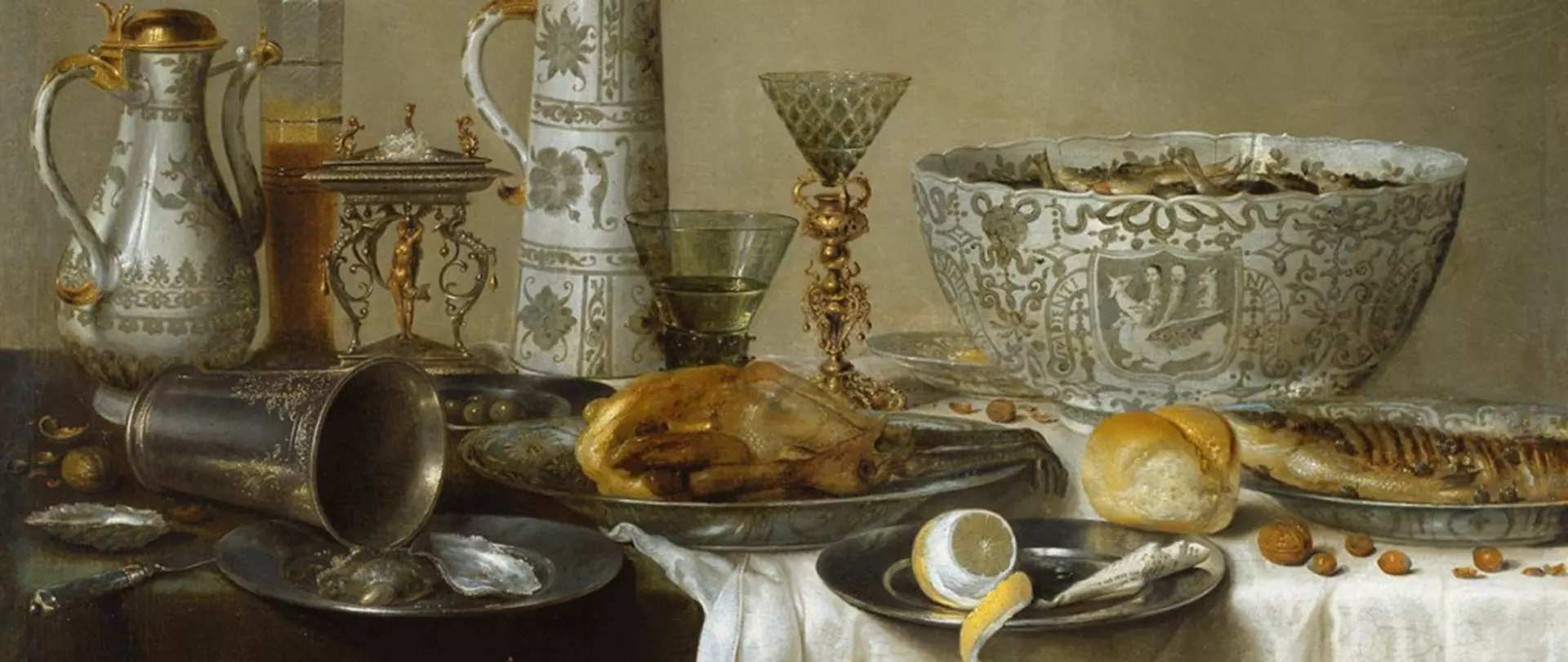 Stillleben mit verzierten Silberkannen, Glasgefäßen, gebratenem Geflügel, Brot, Zitrone und Nüssen auf einem gedeckten Tisch