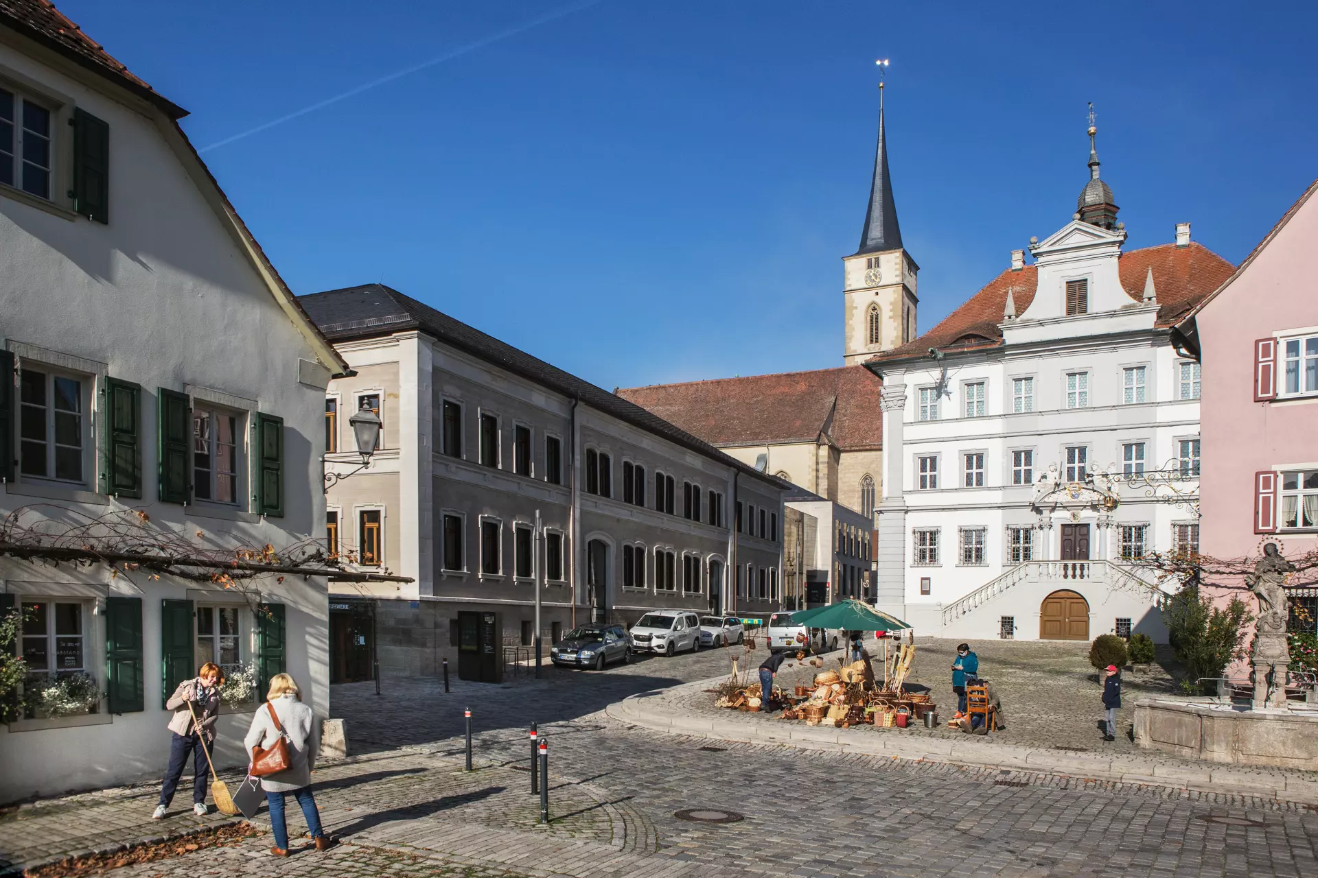 Städtisches Leben in historischer Kulisse Belebter Marktplatz vor historischem Rathaus – dokumentarische Stadtfotografie von artistravel Fotografie Dozent Björn Göttlicher