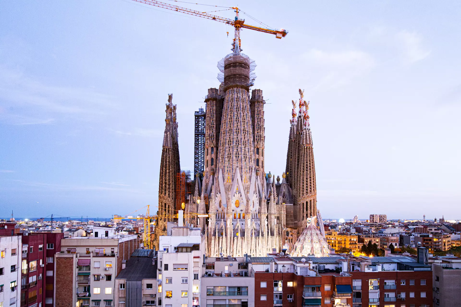 Abendlicht über Gaudís Meisterwerk Die Sagrada Família in Barcelona bei Sonnenuntergang – architektonische Reisefotografie von artistravel Fotografie Dozent Björn Göttlicher