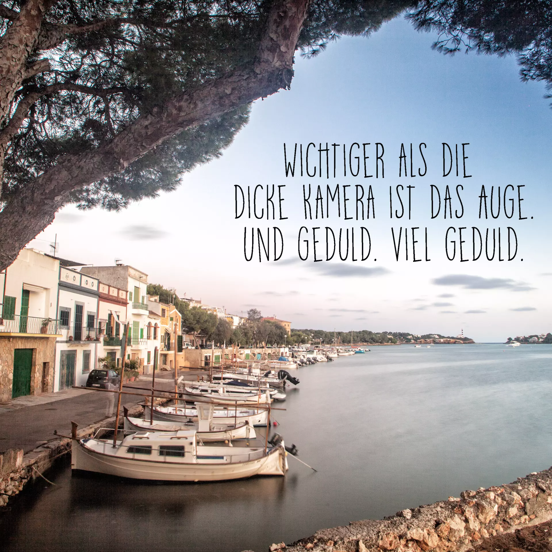 Geduld am Wasser: Fotografie trifft Inspiration Mediterrane Uferpromenade mit Motivationszitat – fotografiert von artistravel Fotografie Dozent Björn Göttlicher
