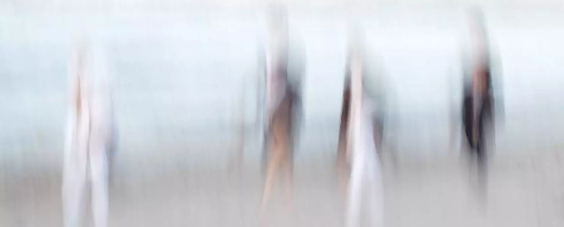 Unscharfe menschliche Figuren am Strand in abstrakter Komposition als Ausdruck von Zufall und Emotion, Fotograf Joachim Ohlendorf