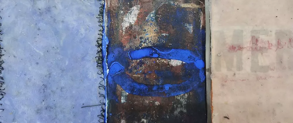 Abstrakte, schichtartige Komposition mit blauen Pigmenten und mineralischer Textur in Carola Czempiks experimenteller Gesteinsmehlmalerei