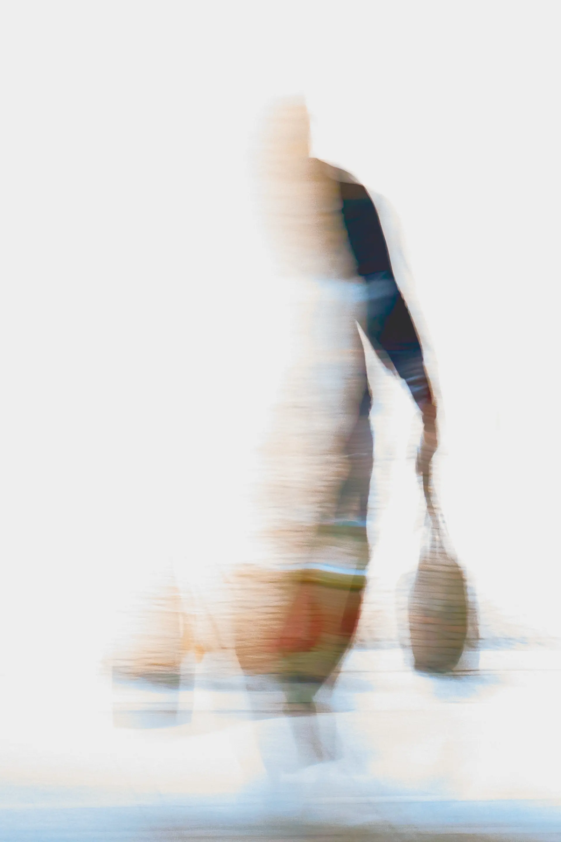 Abstrakte Bewegungsaufnahme einer Person mit Tasche im urbanen Raum, umgesetzt mit ICM-Technik von Christian Frank