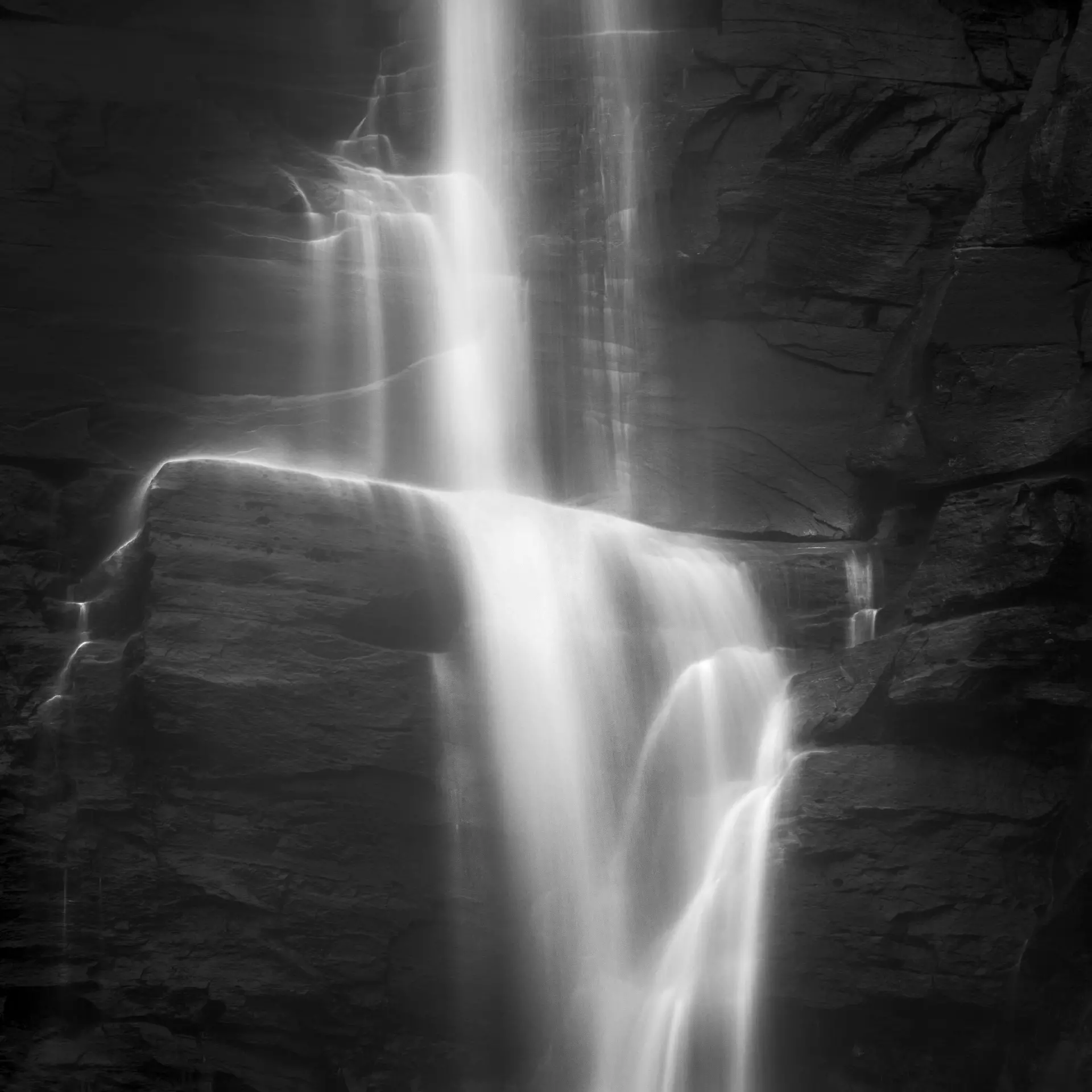 Wasser in Bewegung – Schwarz-Weiß-Fotografie mit Langzeitbelichtung Langzeitbelichtung eines Wasserfalls in Schwarz-Weiß – ästhetisch inszeniert von artistravel Dozent Thomas Bichler