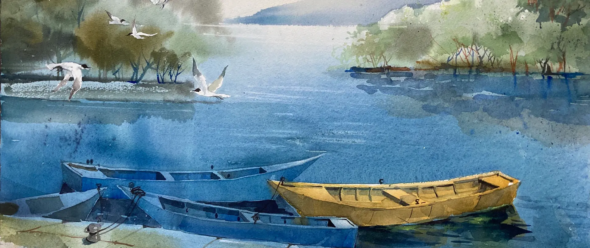 Boote auf stillem See mit Vögeln und Bäumen in sanften Farben, Aquarell von Janna Liebender-Folz, das Lichtstimmung und lebendige Wasserbewegungen einfängt